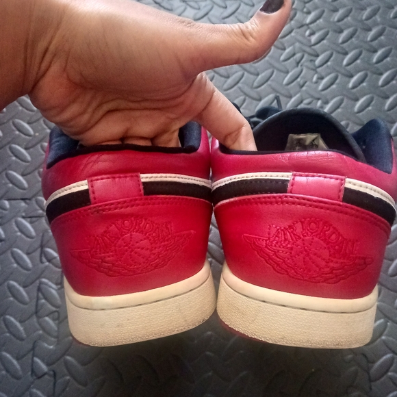 Men Nike Air Jordan 1 low black toe sneakers - Picture 8 of 16